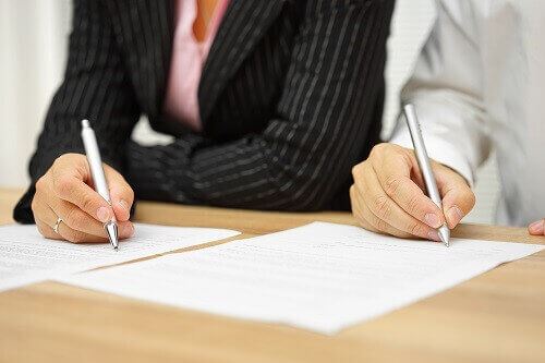 Couple signing separation agreement